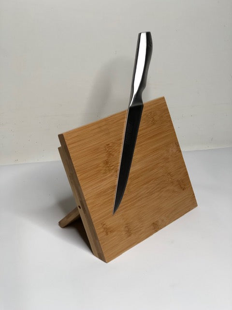 The Magnetic Bamboo Chopping Board